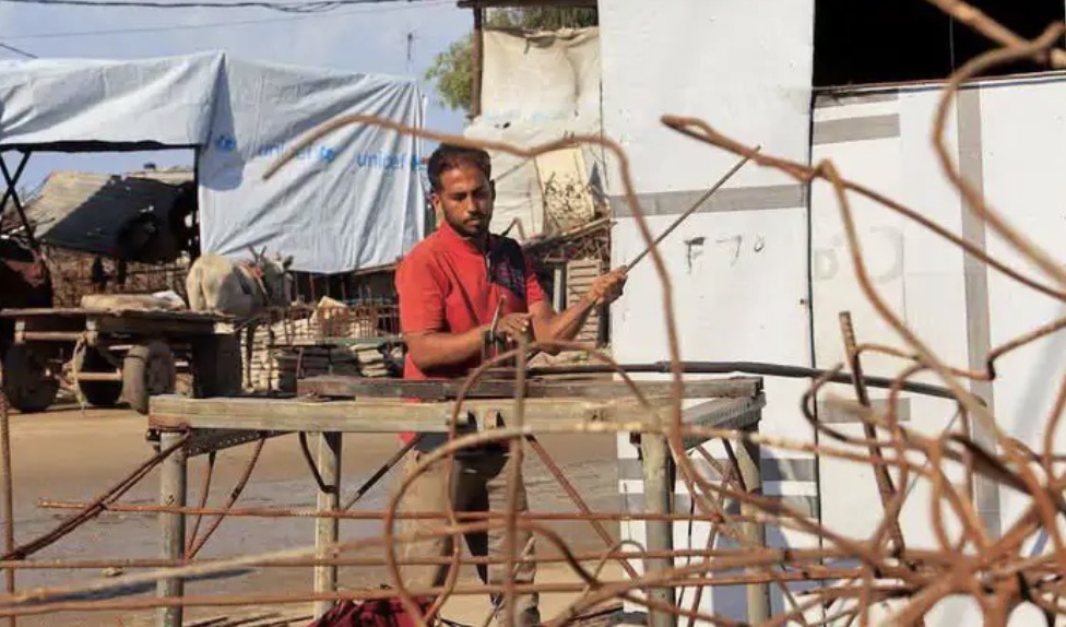 غزيون يجازفون بأرواحهم لاستخراج الحديد من المباني المدمرة