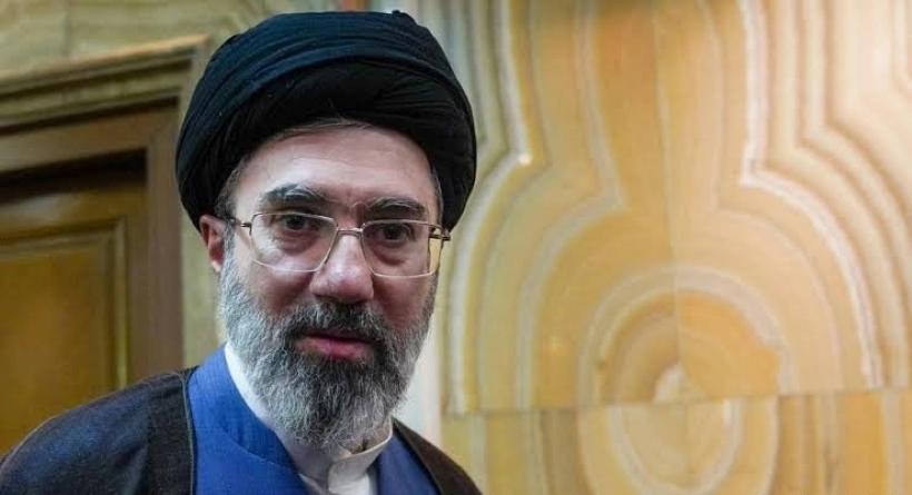 بعد غياب طويل... ما حقيقة أول ظهور علني لمجتبى خامنئي؟ (فيديو)
