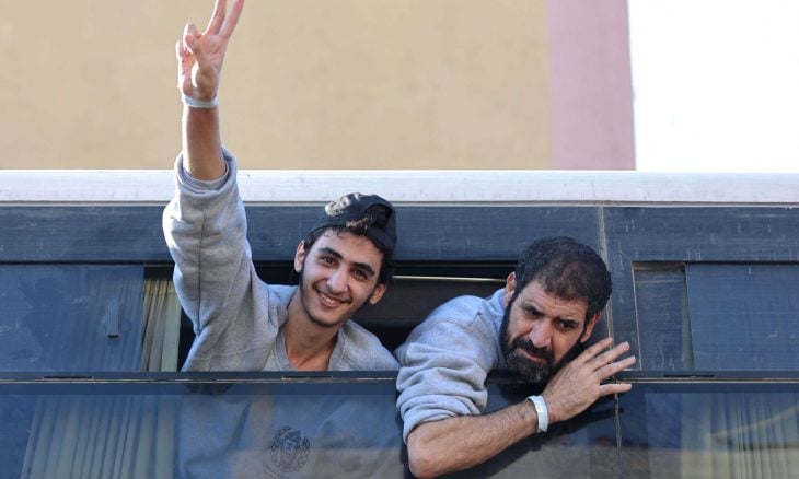 أسير فلسطيني يتلقى نبأ وفاة والديه بعد دقائق من تحرره من سجون الاحتلال- (شاهد)