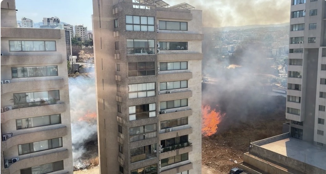 حريق كبير في سنّ الفيل... وسباق لمنع تمدده نحو المنازل (فيديو وصور)