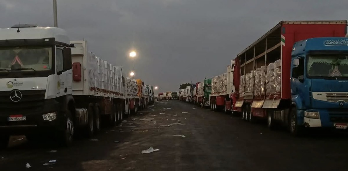 الهلال الأحمر المصري يدفع بأكثر 4,500 طنًا من المساعدات الغذائية والإغاثية عبر قافلة «زاد العزة»  277
