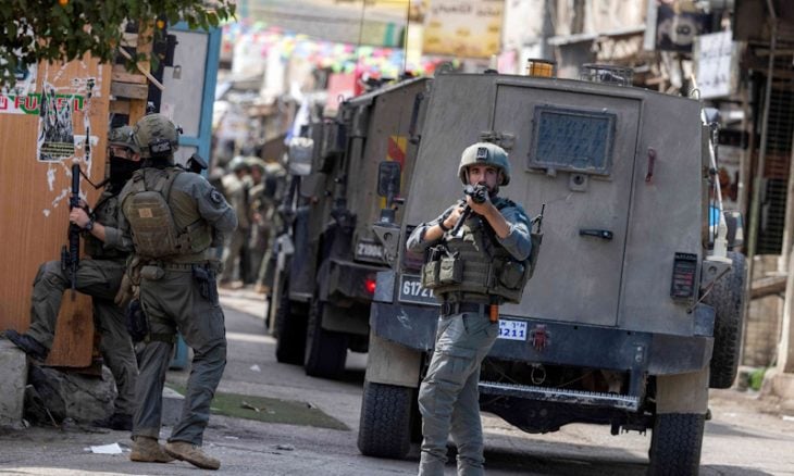 الاحتلال يعتقل أكثر من 29 فلسطينيا بالضفة ويعتدي على مواطنين في نابلس