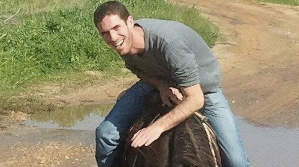 فور تبلّغه بإصابة ابنه بجروح خطرة… هذا ما فعله السفير الإسرائيلي في واشنطن