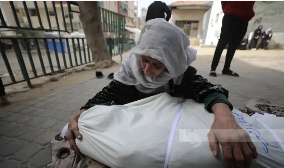 شهيدان وإصابات إثر استهداف الاحتلال وسط قطاع غزة