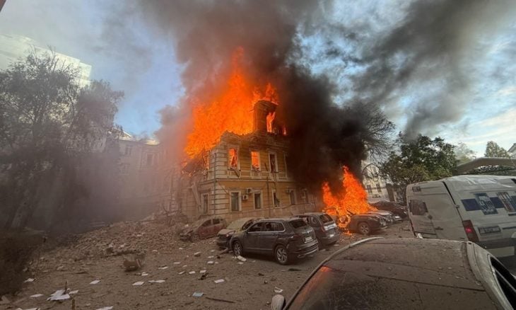 اشتعال النيران في أكاديمية العلوم الوطنية في أوكرانيا إثر ضربة روسية
