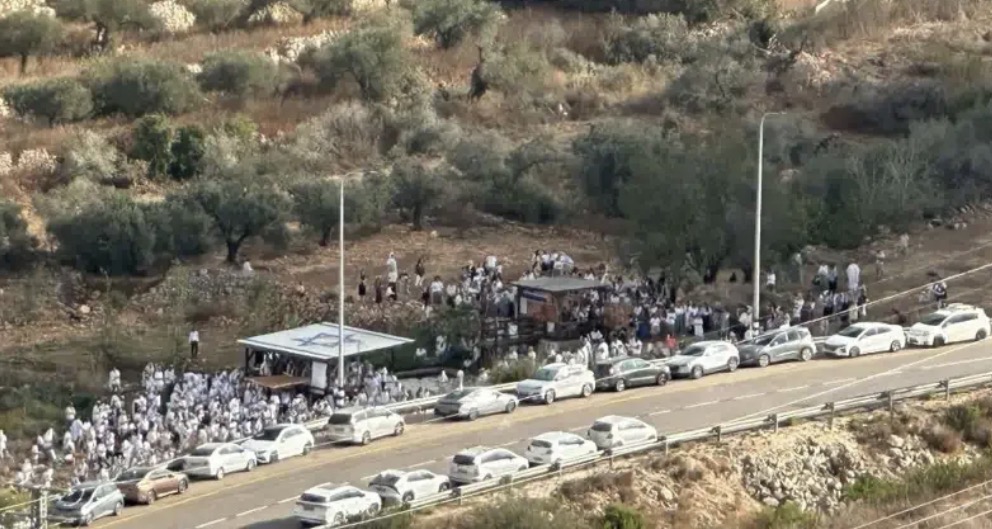 عشرات المستعمرين يقتحمون منطقة "واد ريا" شمال غرب رام الله