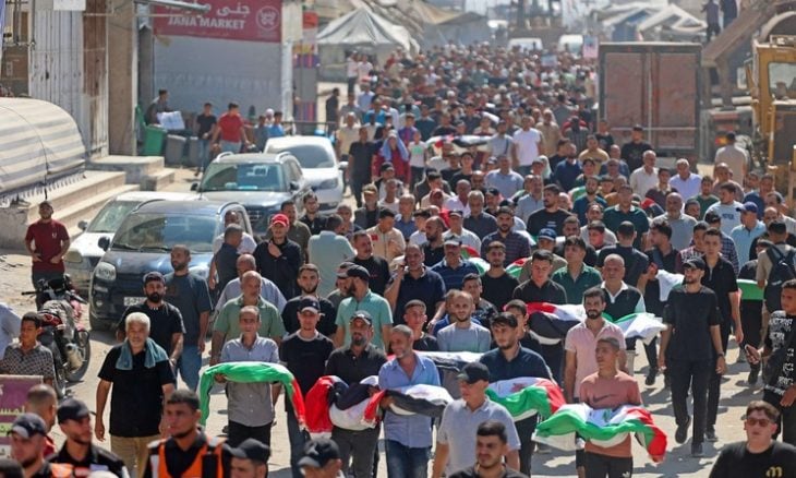 غزة… قصف إسرائيلي متواصل وتشييع 105 فلسطينيين انتُشلت جثامينهم من الركام