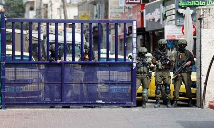 الضفة… طلبة فلسطينيون يصابون بالاختناق جراء قنابل غاز إسرائيلية