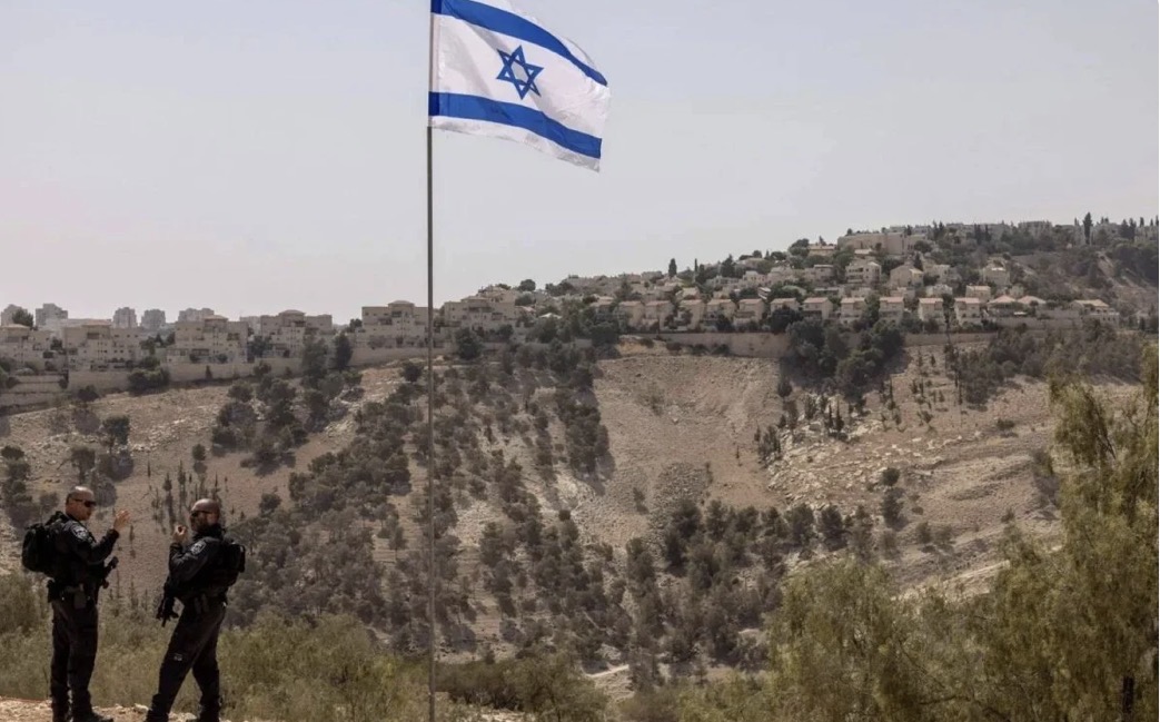 15 طابقًا ومجمّع محصّن… دولة عربية تفتح سفارة جديدة في فلسطين المحتلة