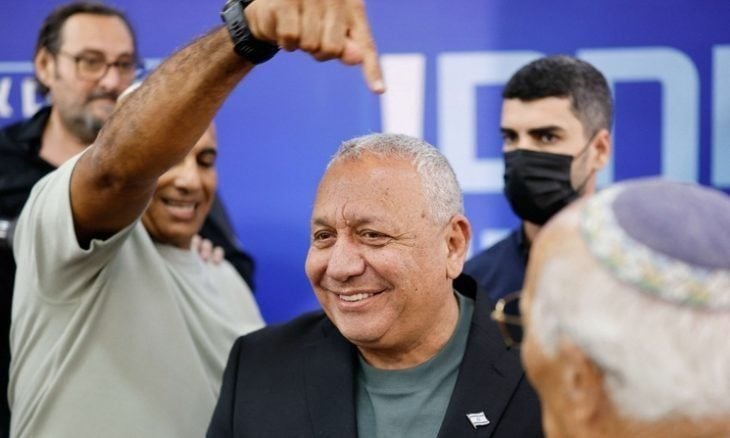 “حتى لا ينهار المشروع الصهيوني”… آيزنكوت يرفض “حاليا” تدمير السلطة الفلسطينية