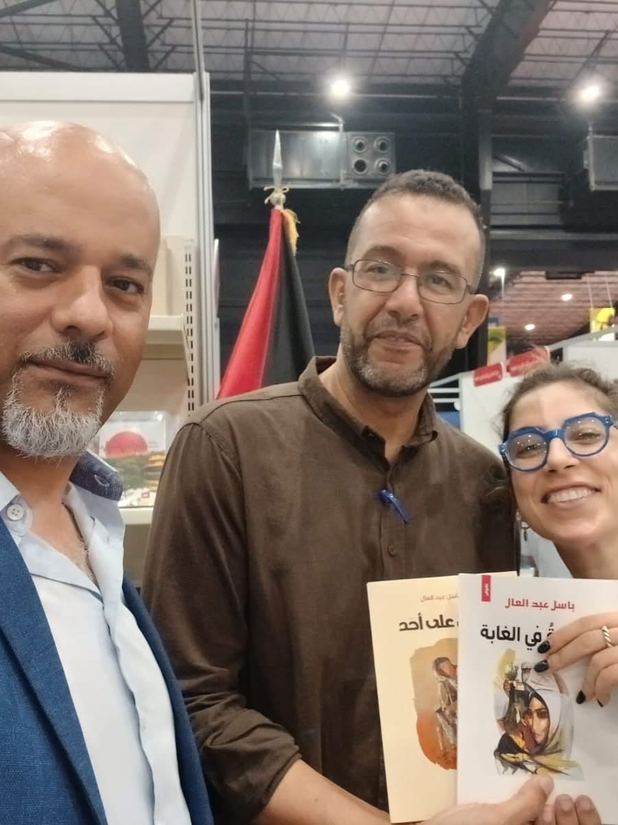 باسل عبد العال يوقع "الخيمة في الغابة" و"لا أطل على أحد" في جناح اتحاد الكتّاب الفلسطينيين