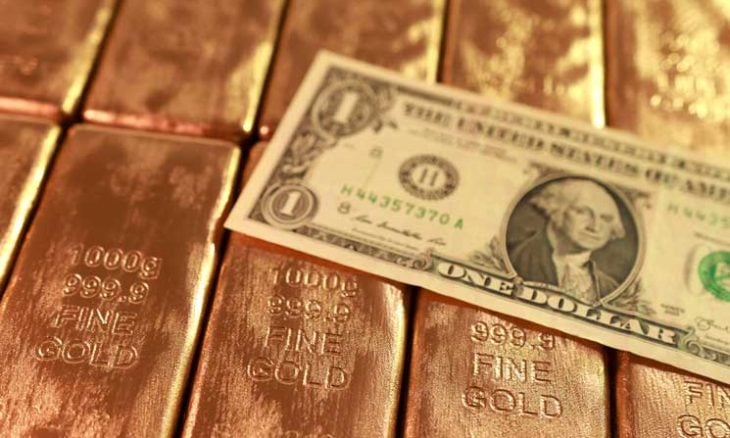 الذهب يصعد مع تراجع الدولار وترقب مؤشرات على مسار الفائدة الأمريكية