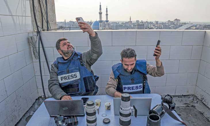 صحافيو غزة يغامرون بحياتهم بحثًا عن إشارة إنترنت
